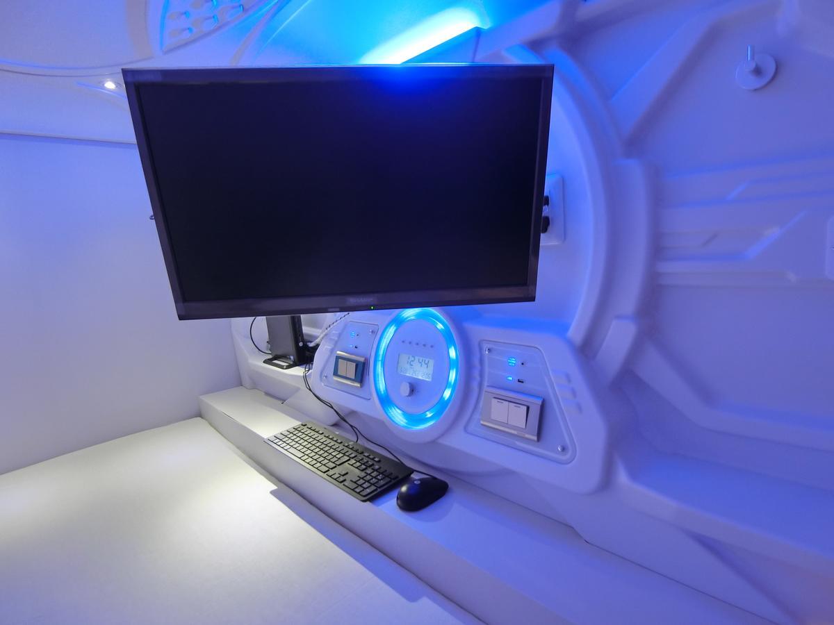 Capsule Hotel Manyudo Kyoto Bagian luar foto