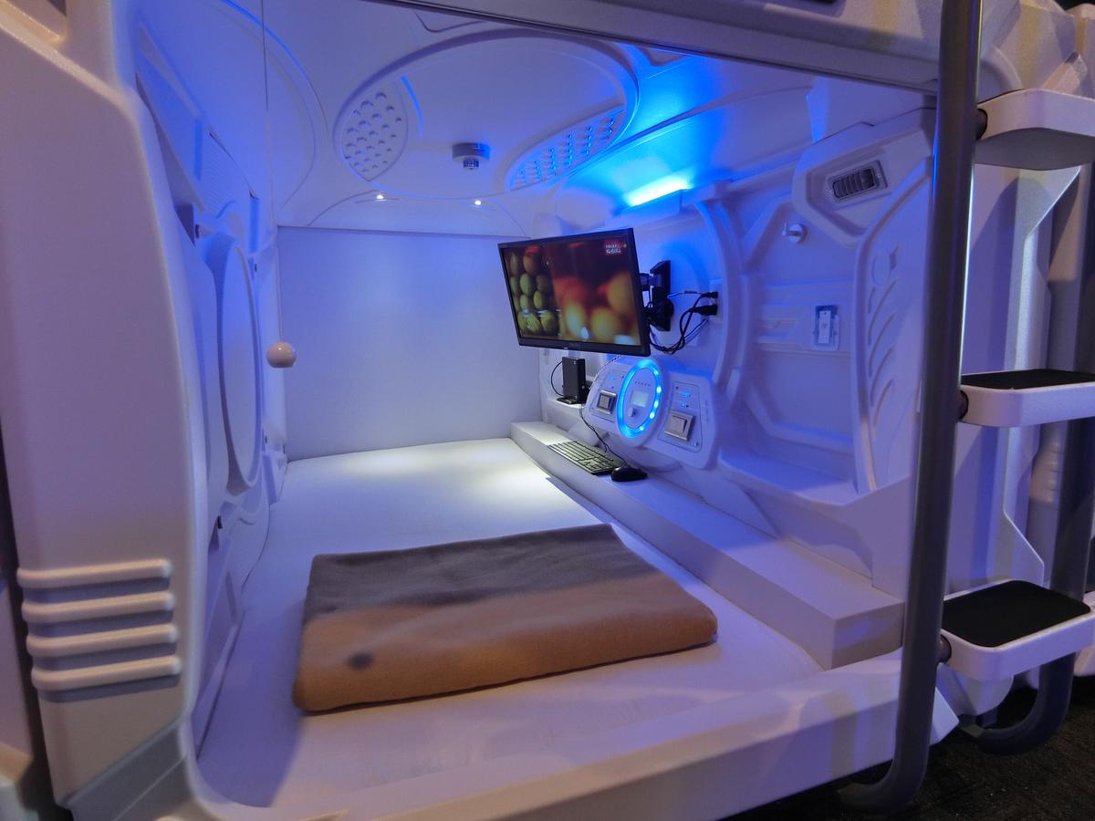 Capsule Hotel Manyudo Kyoto Bagian luar foto