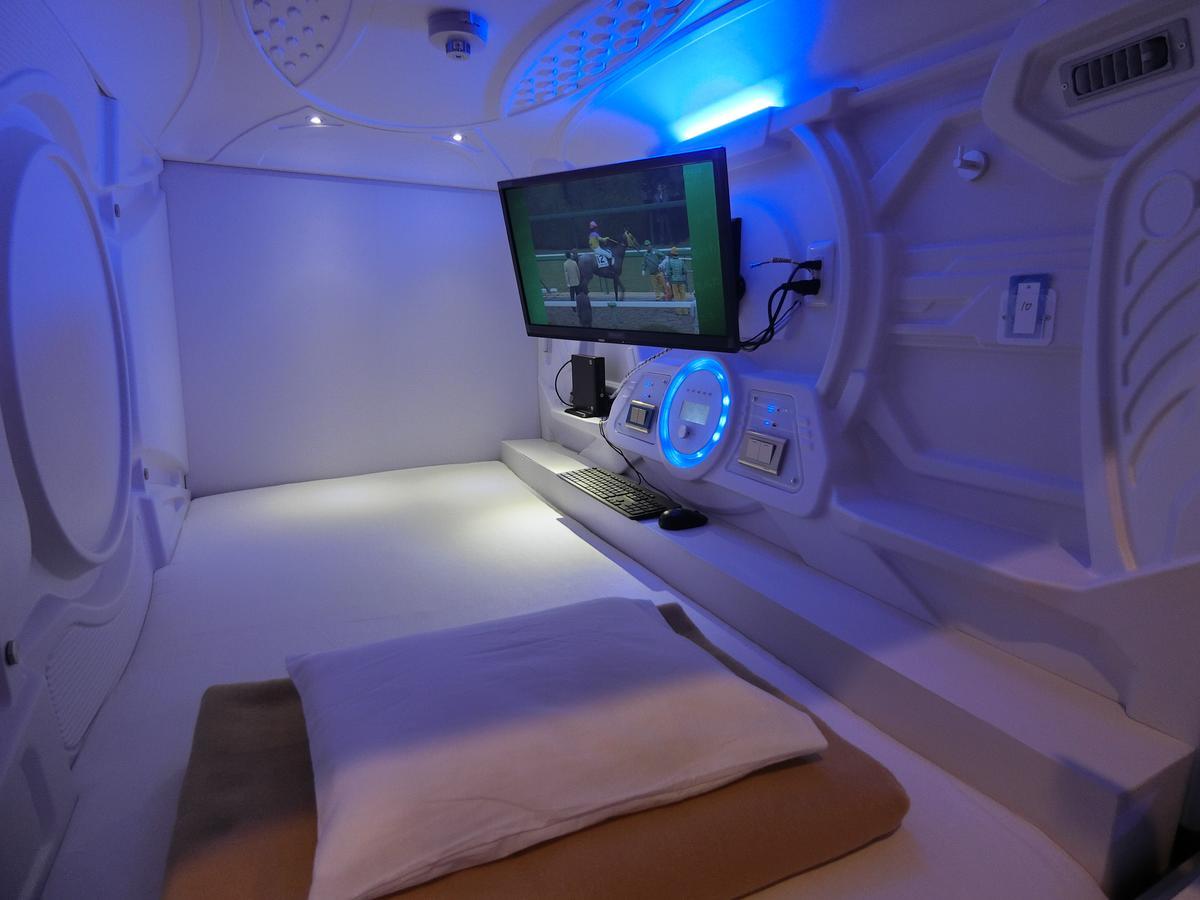 Capsule Hotel Manyudo Kyoto Bagian luar foto