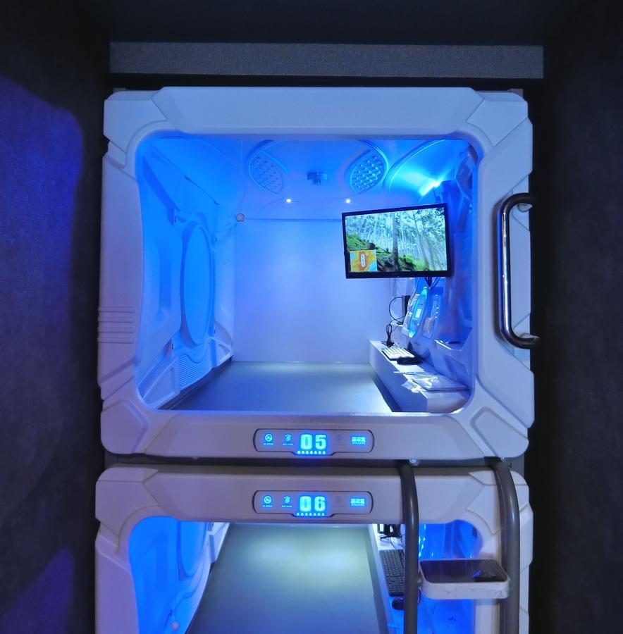 Capsule Hotel Manyudo Kyoto Bagian luar foto